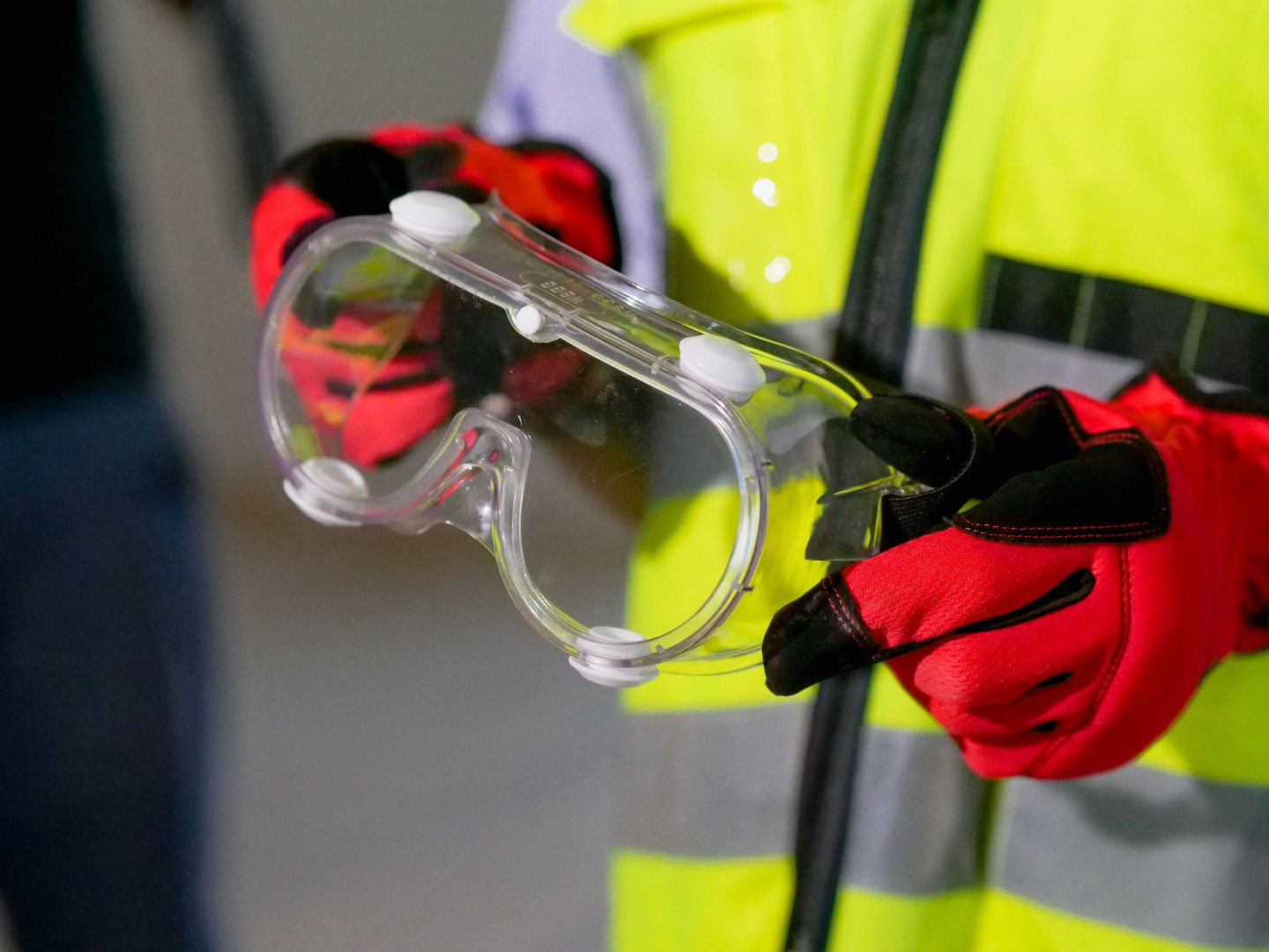 Veiligheidsbril en beschermende handschoenen op het werk